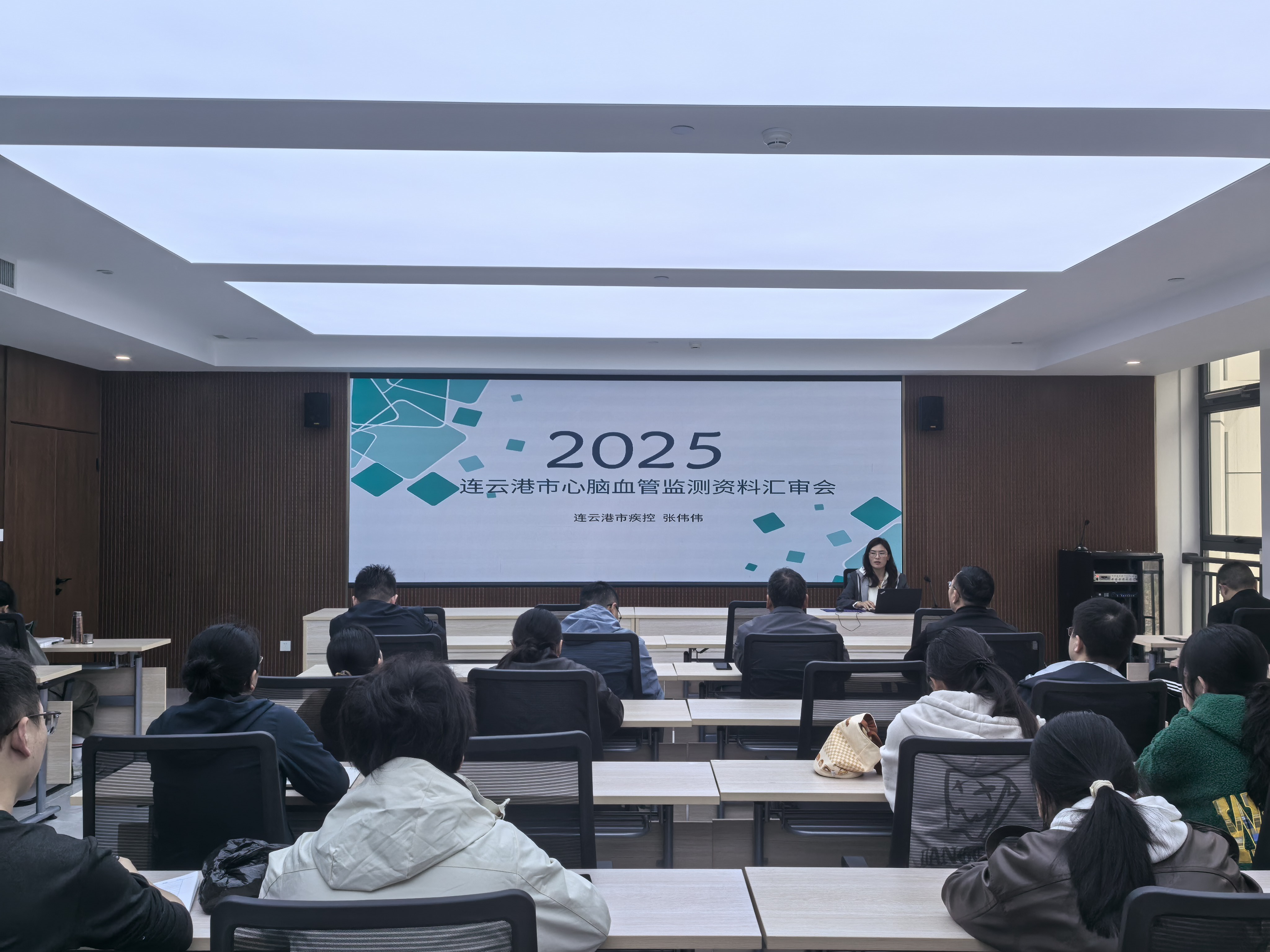 市疾控中心召开 2025 年度慢性病监测资料汇审会2.jpg